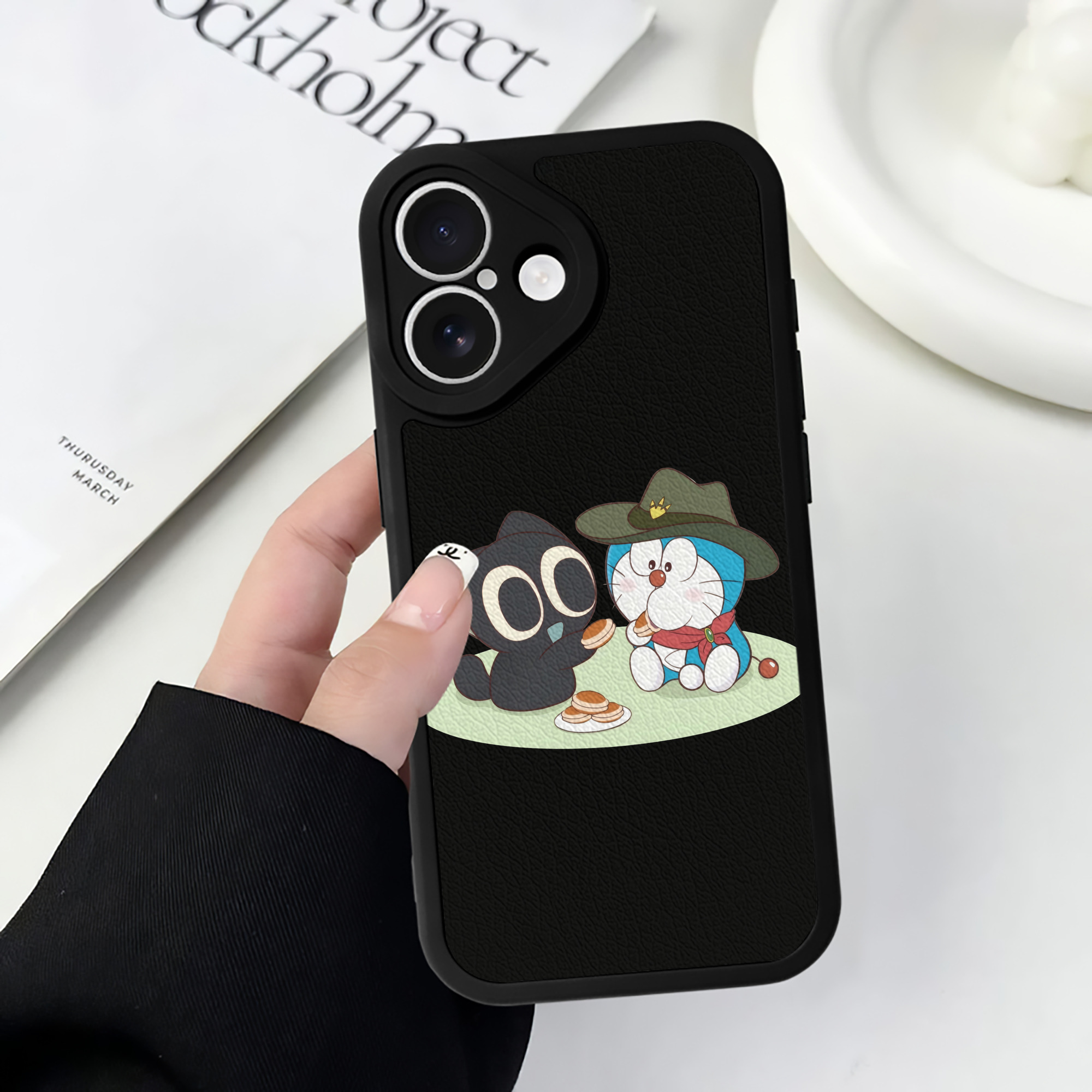 （画像用） ドラえもん Doraemon 【iPhone 16シリーズ対応】シリコンスマホケース（レザー調） 材質：シリコン